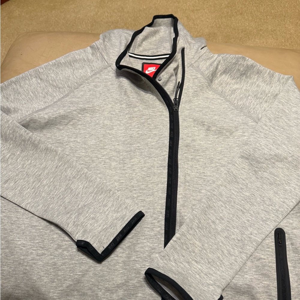 Nike woman’s Light Gray Zip-Up Sweater with Black Trim size XL